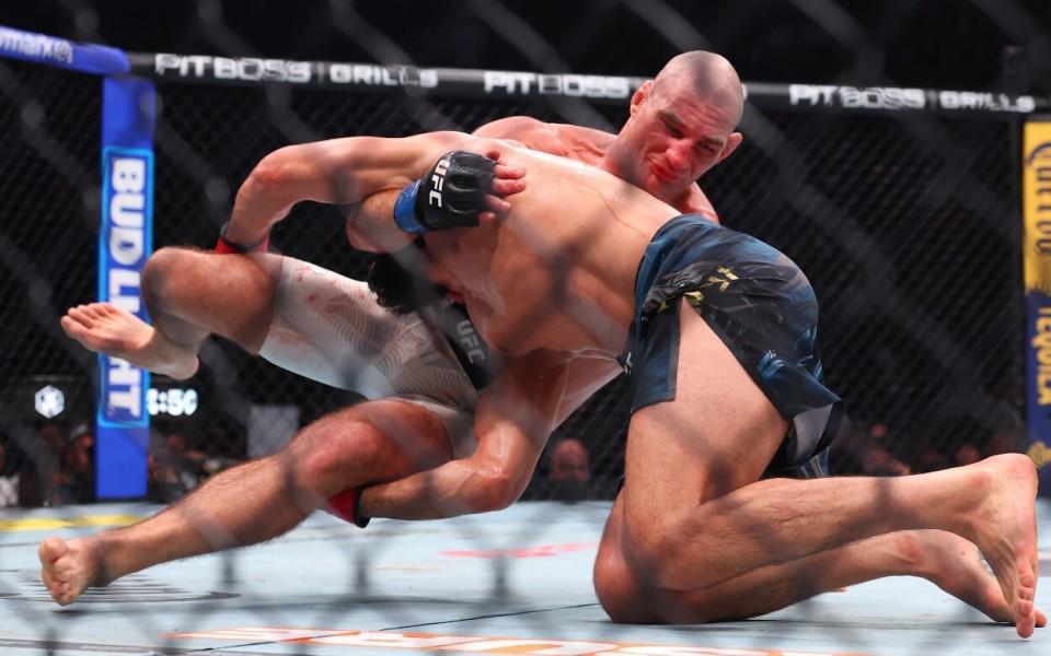 星空体育下载-送车臣狼王生涯首败!UFC328中量级冠军战:斯特里克兰爆冷夺冠